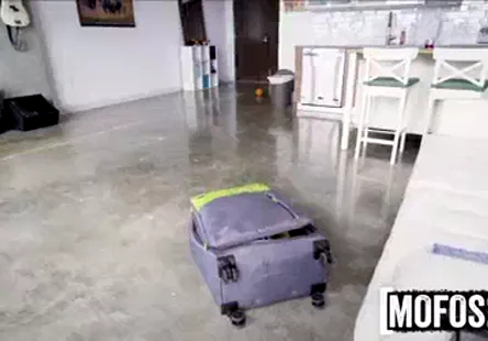 Une fille noire chaude et sexy avec un beau cul le remue comme personne ne le fait avant de prendre une bite profondément à lintérieur delle.