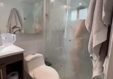 Une soumise ligotée se fait pilonner la bouche par un maître dominant.