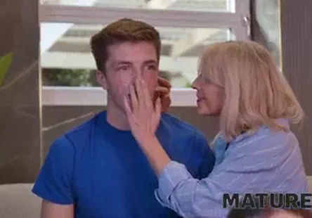 Une vierge intelligente se fait baiser durement par une fille sexy qui aime le sexe anal.