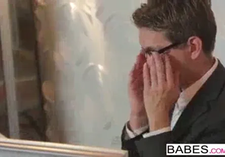 Une bonne fille noire dans un glory hole je pense que vous vouliez dire que cest une bonne suceuse de bites qui sait comment utiliser le glory hole pour une action anonyme de baise de cul