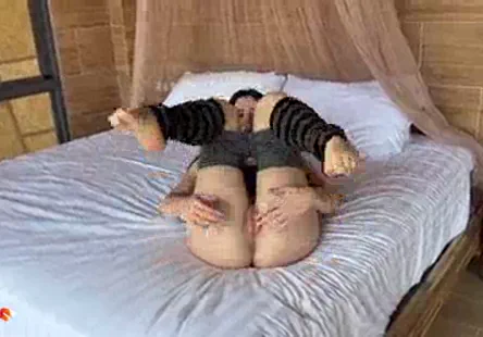 Cette femme sexy est une vraie bombe qui rendra votre bite dure comme de lacier avec son action de la langue