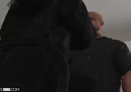 Une jeune fille sexy est ravagée par un étalon qui la baise et la supplie den redemander.