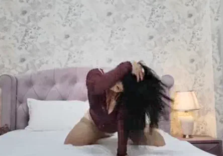 Une jeune femme européenne aime senvoyer en lair avec une bite.