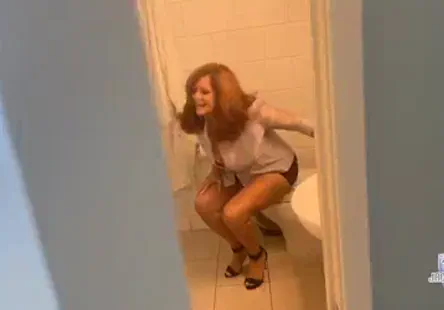 Reformulé la bouche de ma grand-mère cognait comme un marteau-piqueur pendant quelle suçait deux bites en même temps.