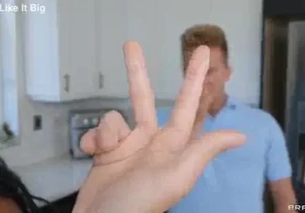 La chatte de rina a été léchée, sucée et baisée avec un vibrateur par un gars chanceux.