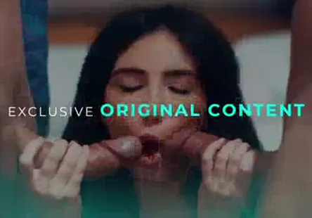 Une blonde plantureuse aux gros seins baise six mecs comme une pro.