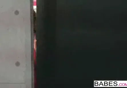 Madisin lee va se faire enculer par sa maman robot pendant quelle mappelle papa.