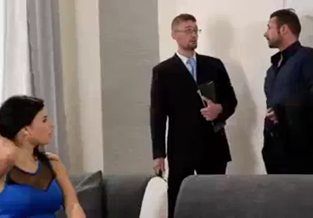 Une lesbienne mince, sexy et aux gros seins prend son pied avec un gode ceinture tout en se faisant pilonner par son amant assoiffé de bite.