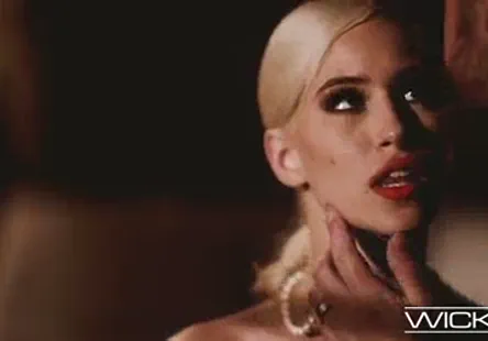 Tits attack une fille naturellement plantureuse, maigre avec des taches de rousseur et des cheveux roux nommée dee dee lynn baisée à fond.