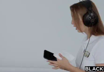 Des étudiantes se promènent en sprintant.