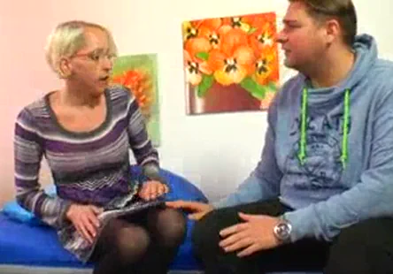 Une brune sale et excitée se fait baiser à fond tout en étant sauvage et passionnée.