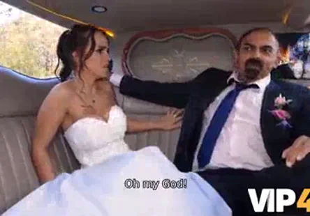 Une fille sexy fait une pipe à son petit ami.