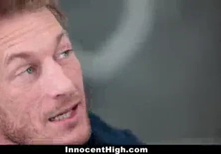 Une jeune fille sexy se fait enfoncer dans son petit trou du cul par une énorme bite