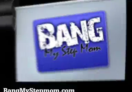 Une adolescente blonde en chaleur prend une énorme bite et se fait défoncer la chatte pour de largent.