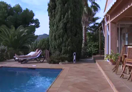 Ma bite est dure comme de la pierre, mes couilles sont dégoulinantes deau de javel et je suis prêt à jouer un jeu sexy dalpha.