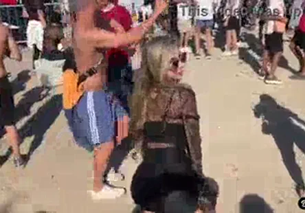 Une fille sexy se fait enculer par deux mecs pendant que son copain regarde, puis elle se prend une énorme giclée de sperme sur le visage.