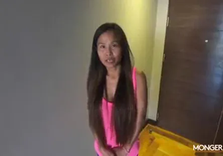 Pornstar veut lécher du sperme sur une bite.