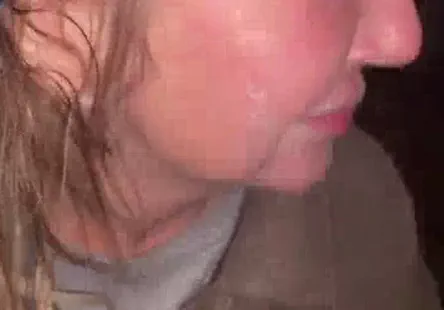 Elle a été embauchée après avoir baisé lemployeur, mais elle a aussi réussi à baiser ses deux collègues sexy pendant la pause déjeuner.