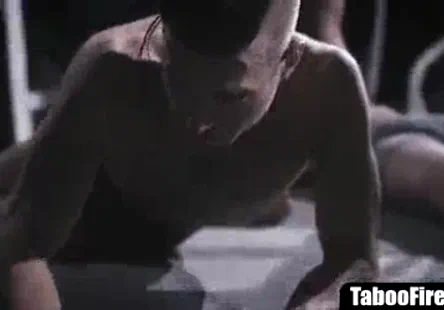 Une allemande avec un cul serré, seulement 18 ans, séclate comme une pro.