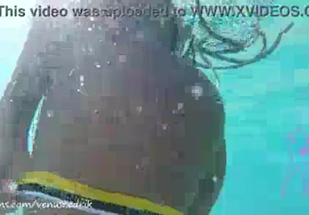 Une jeune fille salope est excitée, alors elle décide de se baiser avec une grosse bite dure.