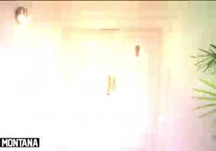 Une blonde chaude et nue avec de gros nichons reçoit