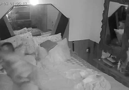 La salope tchèque daniella rose sest fait baiser et payer pour sucer des bites, puis a utilisé sa bouche pour faire couler des tonnes de sperme de bite comme une rivière de sperme.