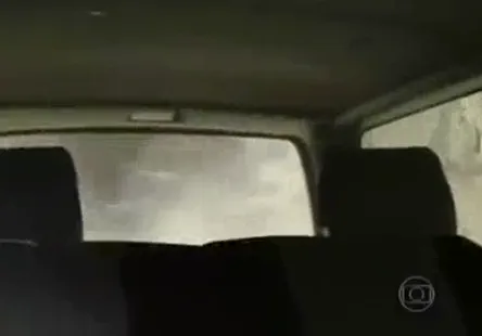 Ewelyna soffre un smartphone flambant neuf en se faisant sauter le cul en levrette par un mec en chaleur.