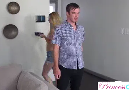 Trempée dans son propre jus, la chatte dayumi kobayashi était un désordre imbibé de sperme après la baise.