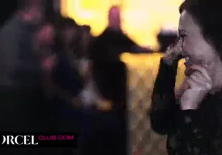 Un cul de vierge se fait pilonner jusquà ce que la fille explose de plaisir