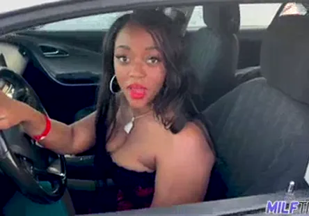 Milf en chaleur avec de gros seins se fait baiser par son esclave soumis