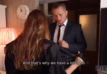 Une nana sexy adore faire des galipettes en plein air avec son copain brun.