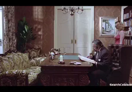 Une fille excitée avec un beau cul et de belles jambes se fait baiser par une bite monstrueuse.